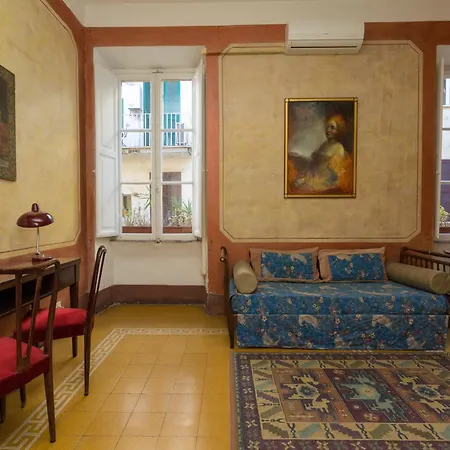 Domus Picta Roomy Apartment Rom