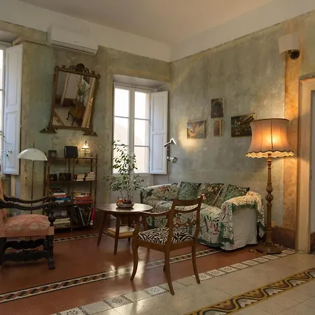 Domus Picta Roomy Apartment *