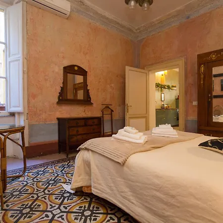 Domus Picta Roomy Apartment *