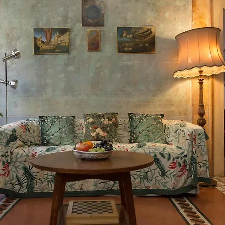 Domus Picta Roomy Apartment *