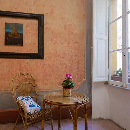 Domus Picta Roomy Apartment *